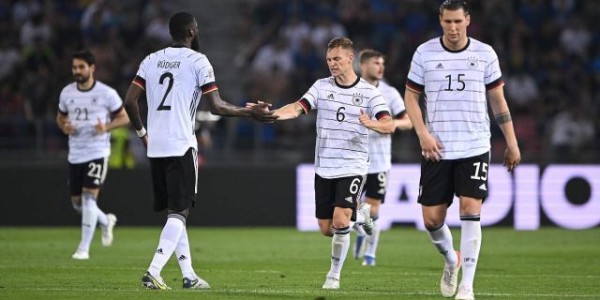 拜仁帮低迷，两闸反复试错，弗利克的德国队开倒车